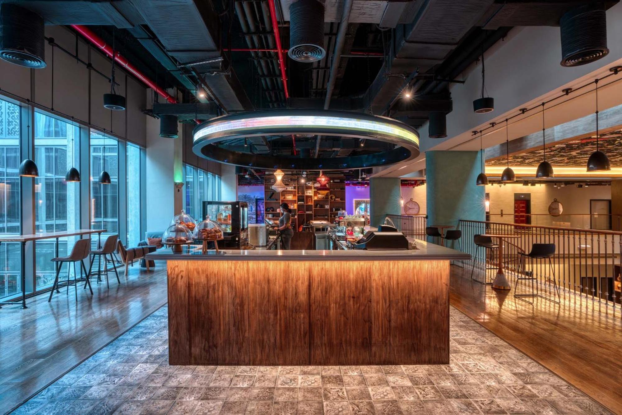 25Hours Hotel Dubai One Central Exterior foto The bar at the 10th floor